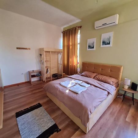 Ex-Block District Charming Studio Apartment With Treeish Sorrounding View! Τίρανα Εξωτερικό φωτογραφία
